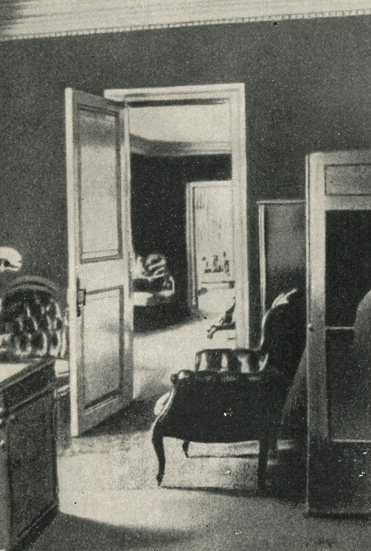 Спасское-Лутовиново. Кабинет-спальня И. С. Тургенева в его доме. Фотография В. А. Каррика, 1883 г.